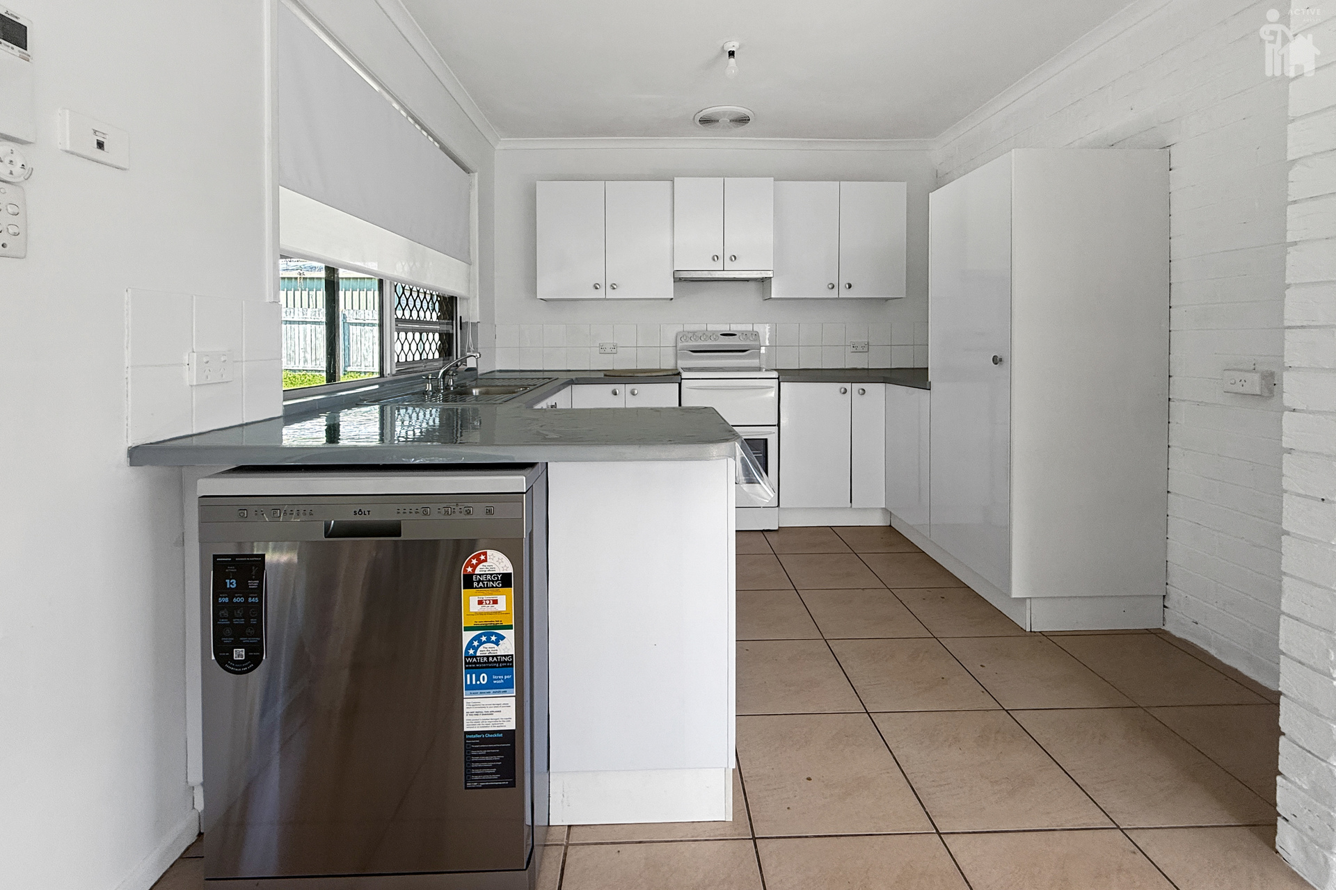 6 Howlett Street, Urangan, QLD 4655 AUS