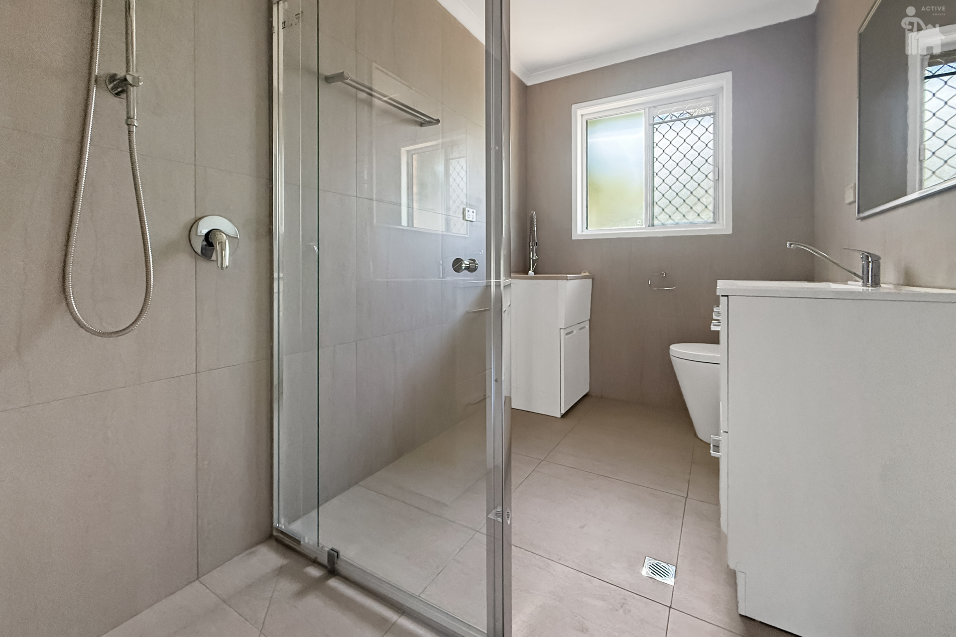 6 Howlett Street, Urangan, QLD 4655 AUS