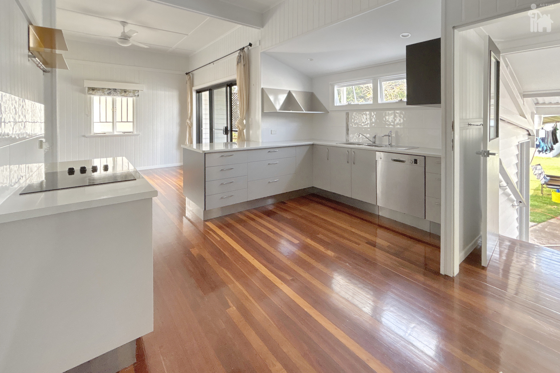 24 King Street, Urangan, QLD 4655 AUS