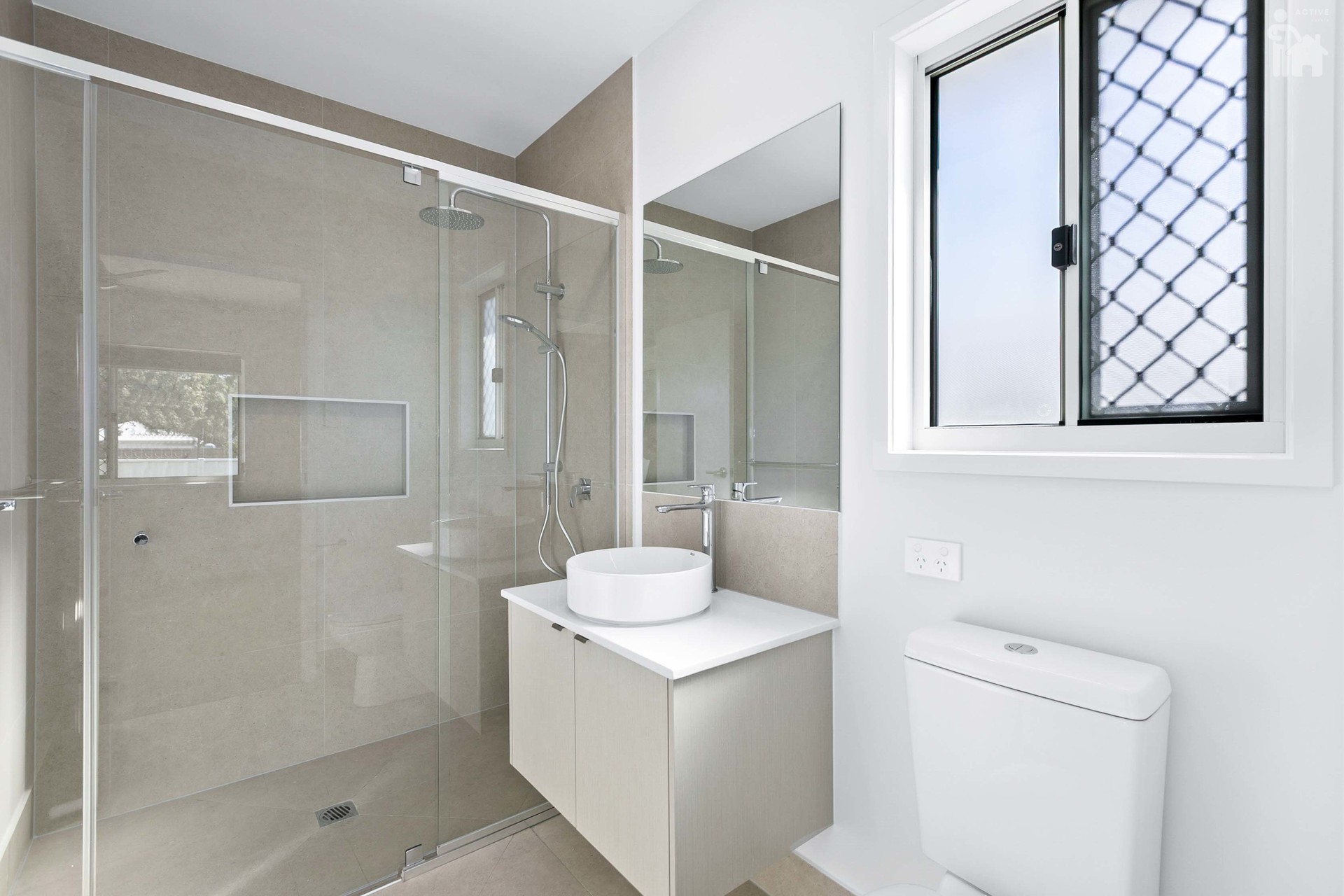 2/124B Bideford Street, Torquay, QLD 4655 AUS