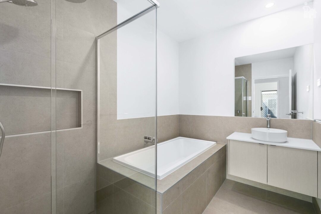 2/124B Bideford Street, Torquay, QLD 4655 AUS