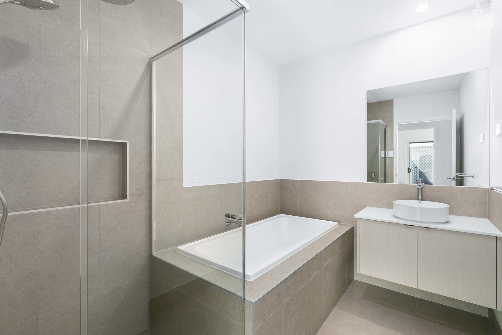 2/124B Bideford Street, Torquay, QLD 4655 AUS