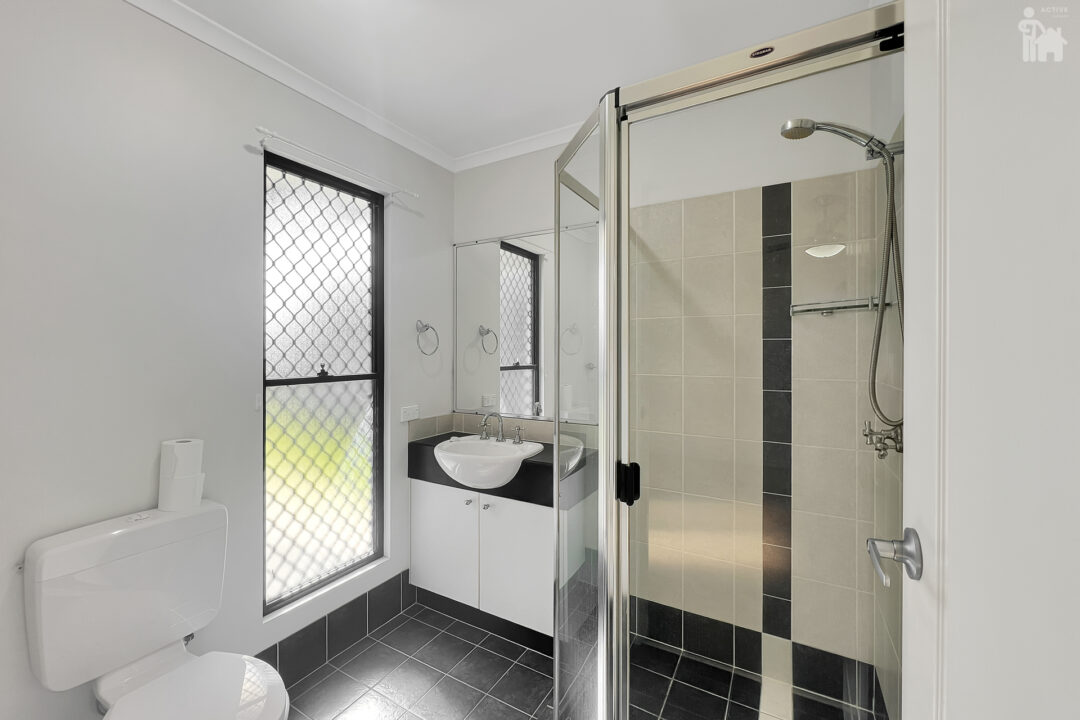 2/11 Lockerbie Street, Kawungan, QLD 4655 AUS