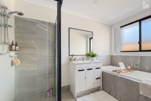 6 Ponting Way, Urangan, QLD 4655 AUS