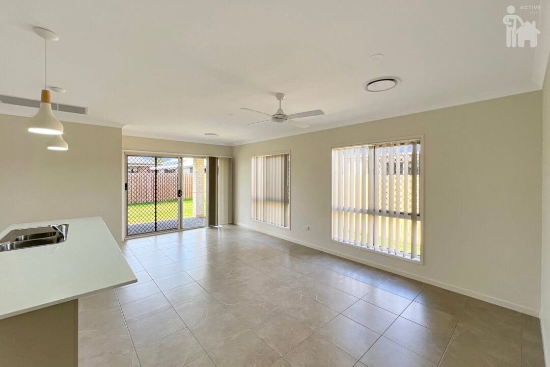 15 Eastminster Street, Eli Waters, QLD 4655 AUS